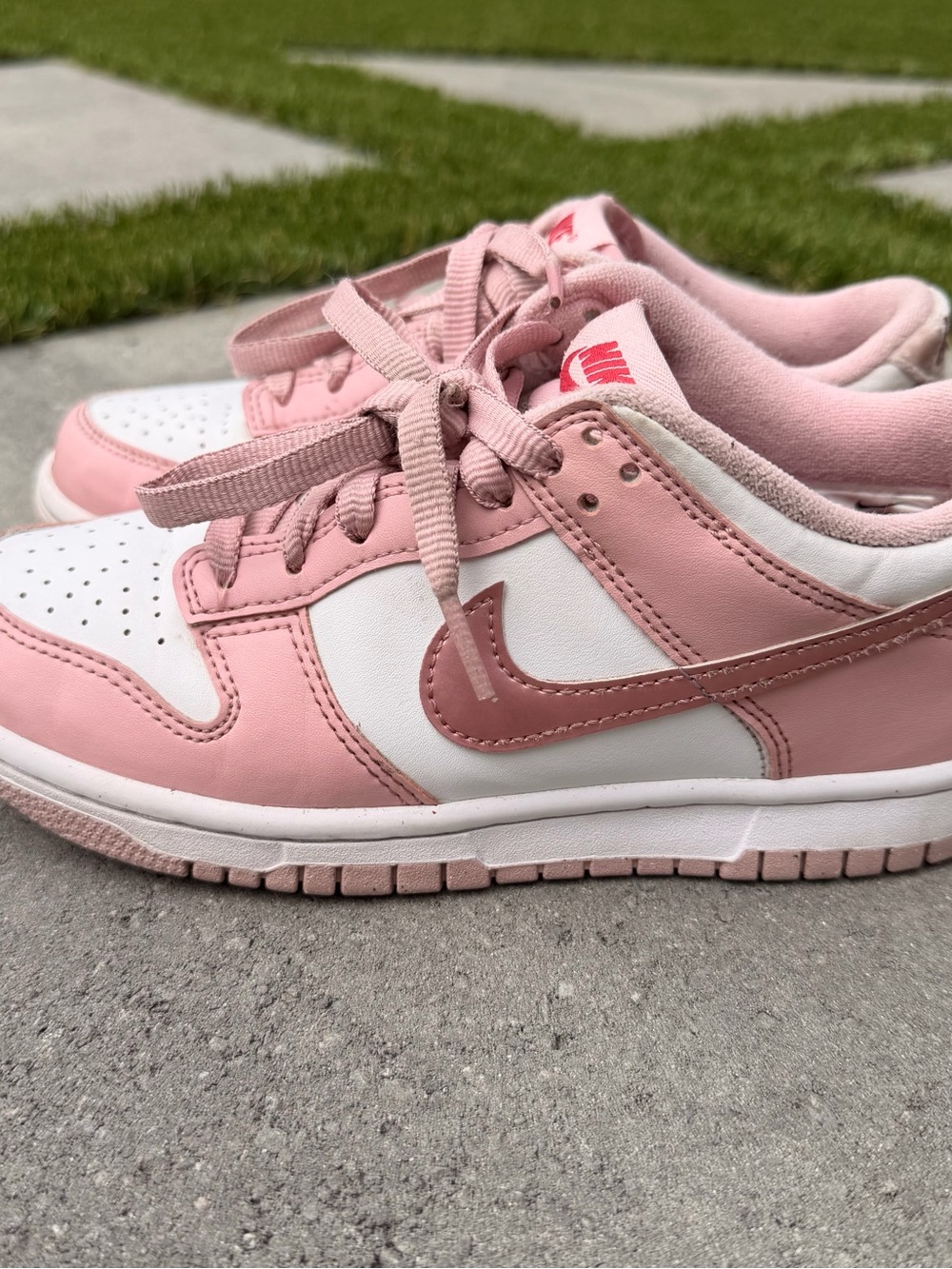 Nike Kids Pink and White Low-Top Sneakers with Pink Swoosh